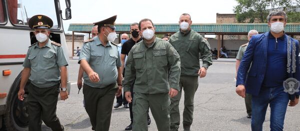 Министр обороны Давид Тоноян во время проверки санитарных норм летнего призыва (1 июня 2020). Еревaн - Sputnik Армения