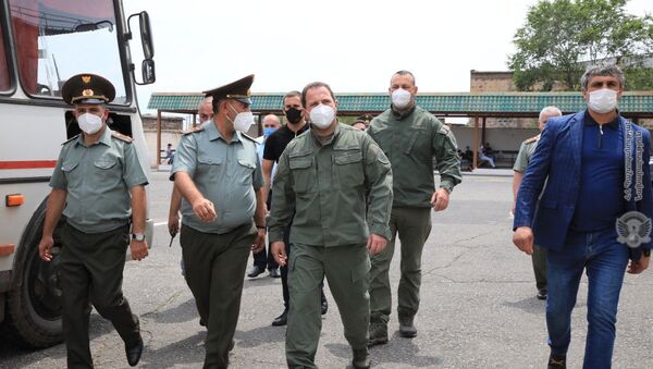 Министр обороны Давид Тоноян во время проверки санитарных норм летнего призыва (1 июня 2020). Еревaн - Sputnik Армения