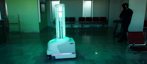 Робот, излучающий ультрафиолетовые лучи для устранения вируса в воздухе или на поверхности в аэропорту (7 мая 2020). Ницца, Франция - Sputnik Արմենիա