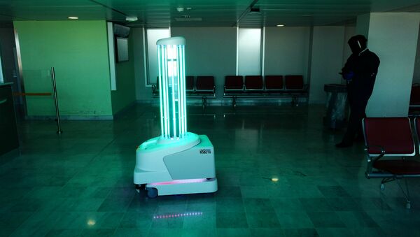 Робот, излучающий ультрафиолетовые лучи для устранения вируса в воздухе или на поверхности в аэропорту (7 мая 2020). Ницца, Франция - Sputnik Армения