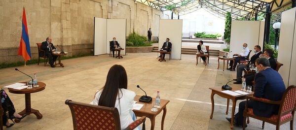 Президент Армен Саркисян встретился с руководителями группы компаний в сфере сельского хозяйства, производства продуктов питания и обслуживания (2 июля 2020). Еревaн - Sputnik Արմենիա