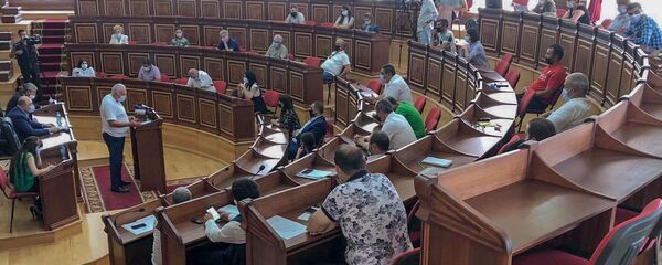 Инвестиционная программа по постройке аэробуса была представлена ​​общественности для обсуждения в сессионном зале муниципалитета (2 июля 2020). Гюмри - Sputnik Արմենիա