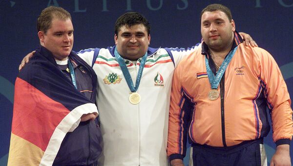 Тяжелоатлеты из Ирана Хосейн Резазаде (в центре), Германии Ронни Веллер (слева) и Армении Ашот Даниелян на пьедестале почета в весовой категории 105 кг XXVII летних Олимпийских игр (26 сентября 2000). Сидней - Sputnik Արմենիա