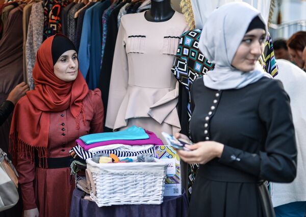 Магазин одежды на восточном базаре. Магазин одежды на восточном базаре. - Sputnik Արմենիա