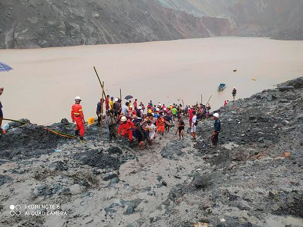 Спасатели извлекают тела погибших в районе оползня на нефритовой шахте в Хпаканте, штат Качин (2 июля 2020). Мьянма - Sputnik Армения