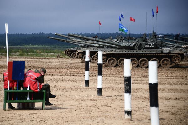 Экипажи танков Т-72 во время завершающего этапа всеармейского конкурса Танковый биатлон в Подмосковье - Sputnik Армения