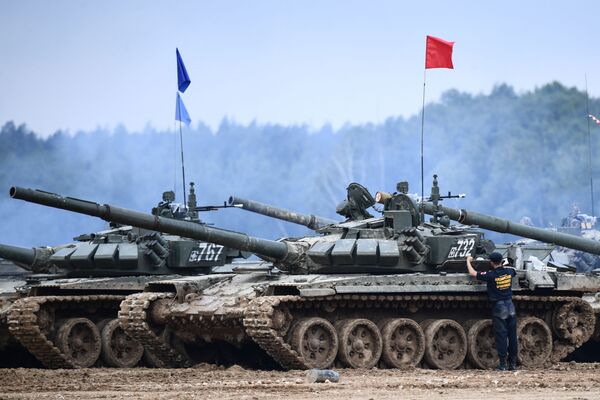 Экипажи танков Т-72 во время завершающего этапа всеармейского конкурса Танковый биатлон в Подмосковье - Sputnik Армения