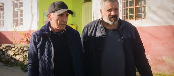 Алик Авдалян с Арменом из Муша у родового дома - Sputnik Армения