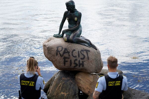 Вандалы написали Расистская рыба на статуе Русалочки в Копенгагене (3 июля 2020). Дания - Sputnik Армения
