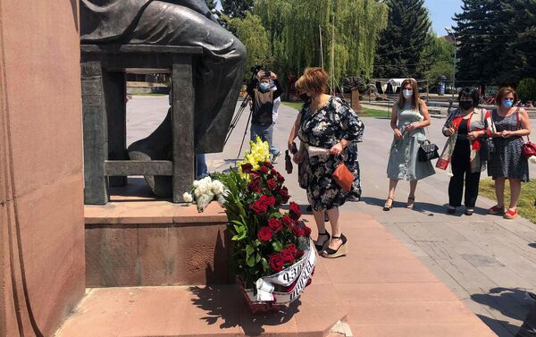 Директор дома-музея Шогик Мелконян у памятника Фрунзику Мкртчяну в Гюмри - Sputnik Армения
