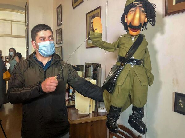 Ուշ, բայց ոչ ուշացած. Մհեր Մկրտչյանին շնորհվեց «Գյումրու պատվավոր քաղաքացի» կոչումը - Sputnik Արմենիա