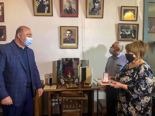 Ուշ, բայց ոչ ուշացած. Մհեր Մկրտչյանին շնորհվեց «Գյումրու պատվավոր քաղաքացի» կոչումը - Sputnik Արմենիա