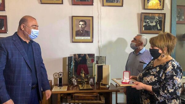 Мэр Гюмри Самвел Баласанян (слева) вручает директору дома-музея Шогик Мелконян памятную медаль и сертификат о присвоении Фрунзику Мкртчяну звания Почетного гражданина Гюмри - Sputnik Армения