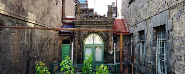 Дворик старинного здания на улице Фирдоуси (1 июля 2020). Еревaн - Sputnik Армения