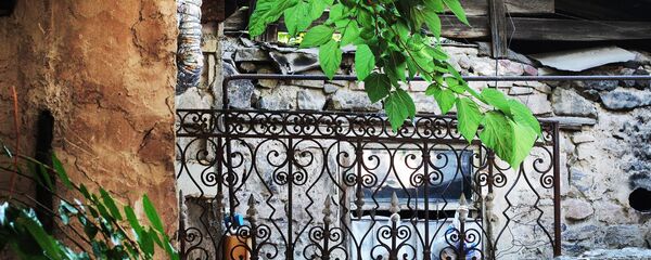 Дворик старинного здания на улице Фирдоуси (1 июля 2020). Еревaн - Sputnik Армения