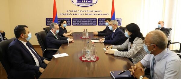 Главы МИД Армении и Карабаха Зограб Мнацаканян и Масис Маилян во время встречи (4 июля 2020). Степанакерт Главы МИД Армении и Карабаха Зограб Мнацаканян и Масис Маилян во время встречи (4 июля 2020). Степанакерт - Sputnik Армения