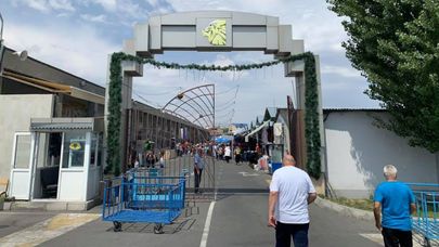 Посетители у входа в ТЦ "Ариндж молл"