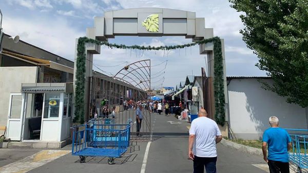 Посетители у входа в ТЦ Ариндж молл - Sputnik Արմենիա
