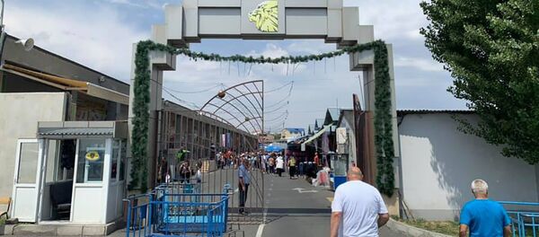 Посетители у входа в ТЦ Ариндж молл Посетители у входа в ТЦ Ариндж молл - Sputnik Армения