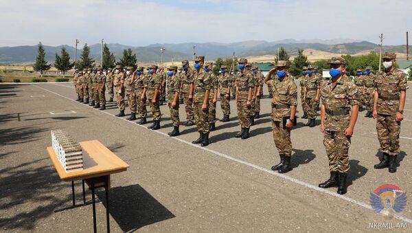 Командующий Армией обороны Карабаха Джалал Арутюнян поприветствовал призывников в воинскую часть (5 июля 2020). Карабах - Sputnik Армения