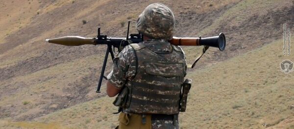 Армянский военнослужащий на тренировках по стрельбе Армянский военнослужащий на тренировках по стрельбе - Sputnik Արմենիա
