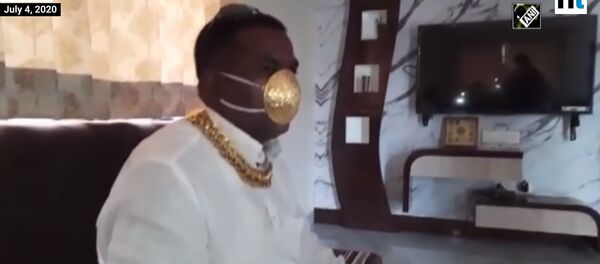 Житель индийского штата Махараштра Шанкар Кураде в золотой маске Житель индийского штата Махараштра Шанкар Кураде в золотой маске - Sputnik Արմենիա