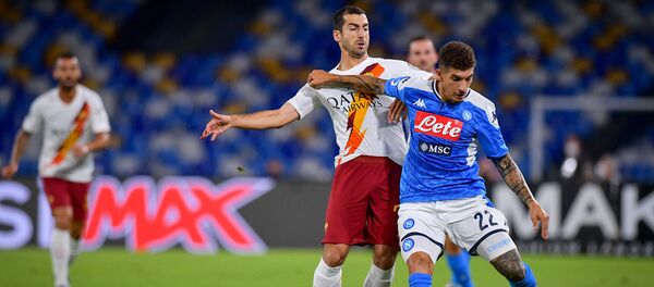 Полузащитник Ромы Генрих Мхитарян борется за мяч с защитником Наполи Джованни ди Лоренцо во время футбольного матча Серии А между командами Наполи и Рома (5 июля 2020). Неаполь Полузащитник Ромы Генрих Мхитарян борется за мяч с защитником Наполи Джованни ди Лоренцо во время футбольного матча Серии А между командами Наполи и Рома (5 июля 2020). Неаполь - Sputnik Армения