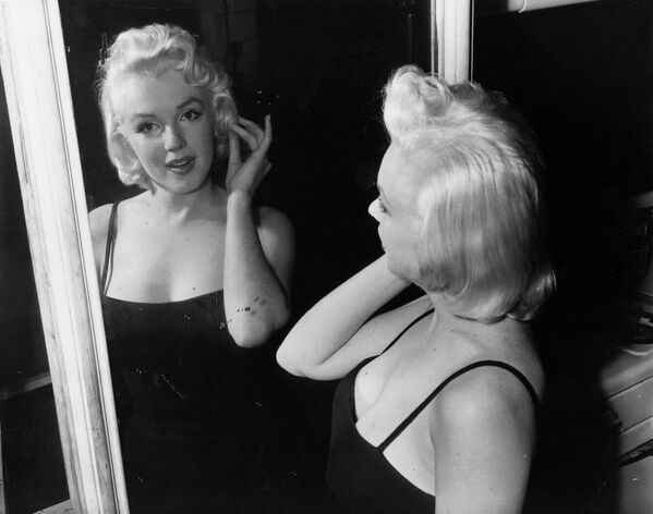 Актриса Мэрилин Монро в зеркале на фотостудии (28 января 1955). Нью-Йорк - Sputnik Армения