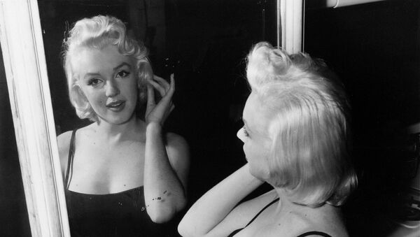 Актриса Мэрилин Монро в зеркале на фотостудии (28 января 1955). Нью-Йорк - Sputnik Արմենիա