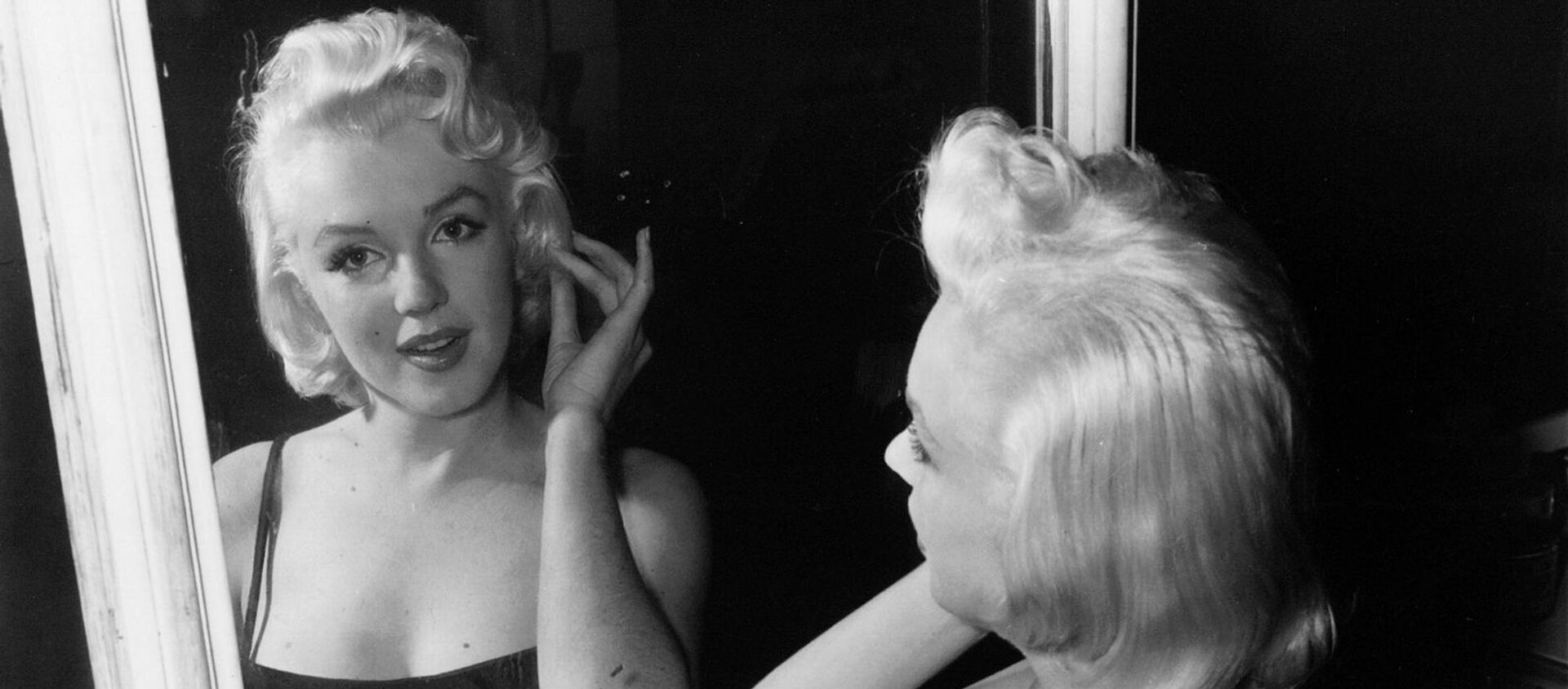 Актриса Мэрилин Монро в зеркале на фотостудии (28 января 1955). Нью-Йорк - Sputnik Армения, 1920, 06.07.2020