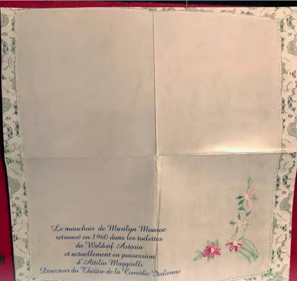 Как Монро потеряла платок в 20-м веке и спасла парижский театр от банкротства в 21-м Как Монро потеряла платок в 20-м веке и спасла парижский театр от банкротства в 21-м - Sputnik Армения
