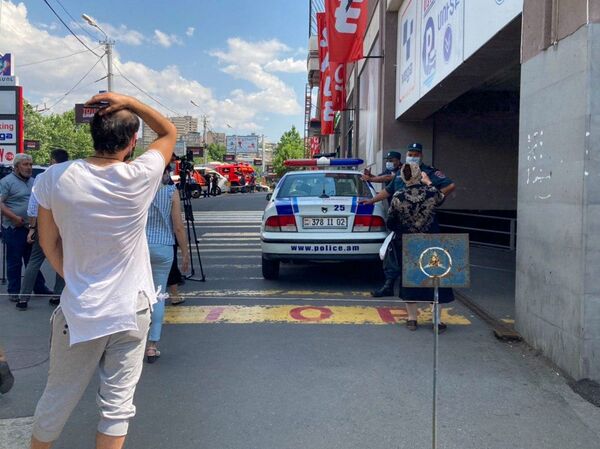 Поступило сообщение о бомбе в торговом центре Мегамол в Ереване - Sputnik Армения