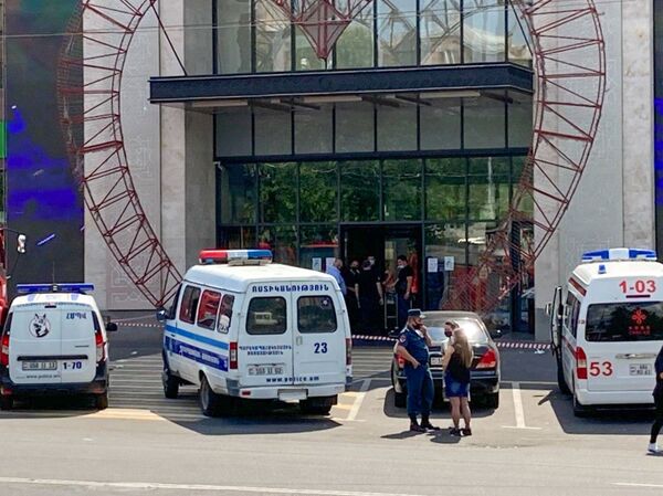 Поступило сообщение о бомбе в торговом центре Мегамол в Ереване - Sputnik Армения