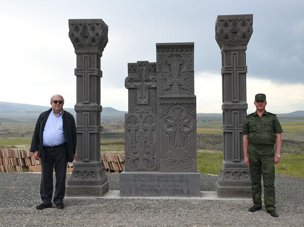 Հայաստանի և Ռուսաստանի բարեկամության խորհրդանիշները. նախագահն այցելել է պետական սահման - Sputnik Արմենիա