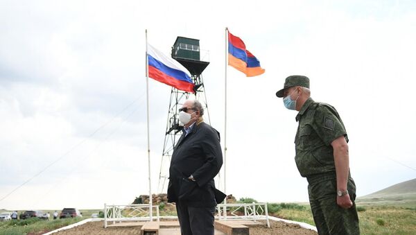 Президент Армении Армен Саркисян во время посещения отряда российских пограничных войск (5 июля 2020). - Sputnik Արմենիա
