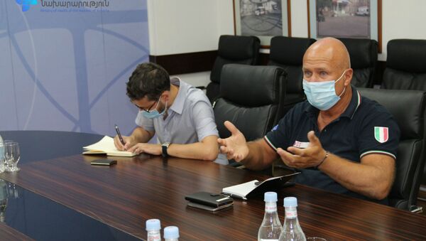 Марио Равиоло, руководитель медицинской группы гуманитарной миссии, прибывшей в Армению из Италии для борьбы с коронавирусом (6 июля 2020). Еревaн - Sputnik Армения