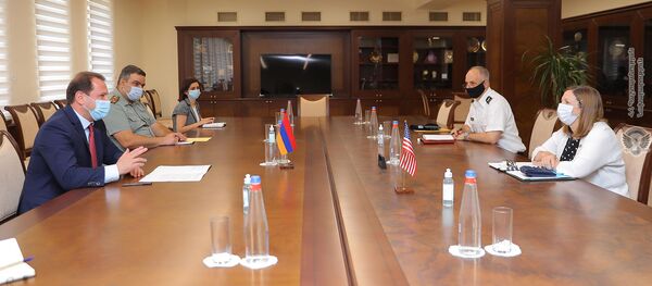 Министр обороны Армении Давид Тоноян встретился с Чрезвычайным и Полномочным послом США Линн Трейси (7 июля 2020). Еревaн - Sputnik Արմենիա