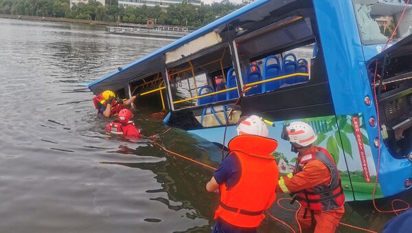 Спасатели на месте упавшего в водохранилище автобуса в Аньшуне (7 июля 2020). Провинция Гуйчжоу, Китай - Sputnik Արմենիա
