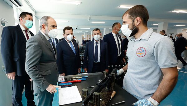 Премьер-министр Никол Пашинян посетил завод по производству автоматов Калашникова (7 июля 2020). Еревaн - Sputnik Армения