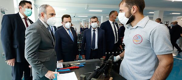Премьер-министр Никол Пашинян посетил завод по производству автоматов Калашникова (7 июля 2020). Еревaн Премьер-министр Никол Пашинян посетил завод по производству автоматов Калашникова (7 июля 2020). Еревaн - Sputnik Армения