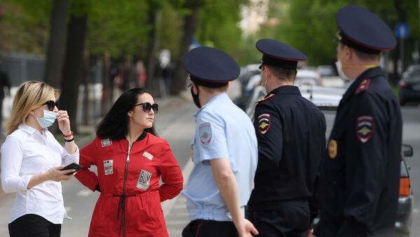 Девушки и сотрудники полиции в Казани. - Sputnik Армения