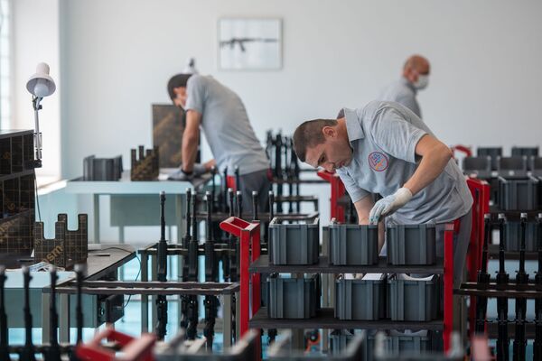 Հայ զինվորը շուտով տեղական «Կալաշնիկով» կունենա. ինչպե՞ս է աշխատում զենքի գործարանը - Sputnik Արմենիա