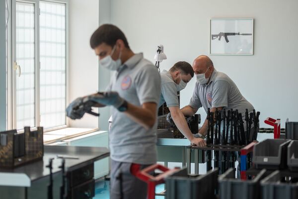 Հայ զինվորը շուտով տեղական «Կալաշնիկով» կունենա. ինչպե՞ս է աշխատում զենքի գործարանը - Sputnik Արմենիա