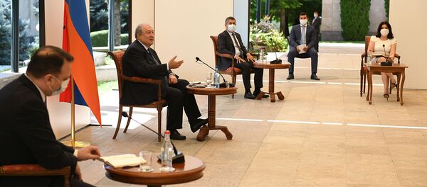 Президент Армен Саркисян встретился с группой специалистов Комиссии по Конституционным реформам (7 июля 2020). Еревaн - Sputnik Армения