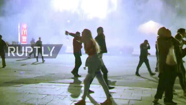 Протестующие, возмущенные новым карантином в Белграде, пытаются штурмовать парламент - Sputnik Армения