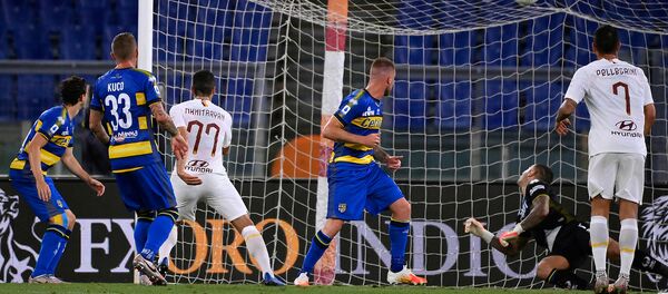 Полузащитник Ромы Генрих Мхитарян забивает первый гол своей команды во время футбольного матча Серии А между командами Рома и Парма (8 июля 2020). Рим - Sputnik Արմենիա