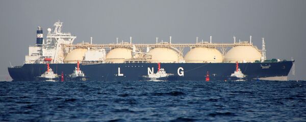 Танкер с сжиженным природным газом буксируется у тепловой электростанции в Футцу (13 ноября 2017). Япония - Sputnik Армения