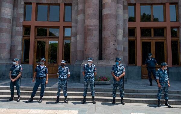 Акция протеста представителей ресторанного бизнеса перед Домом правительства (9 июля 2020). Еревaн - Sputnik Армения