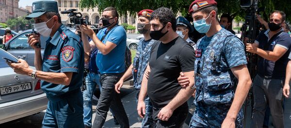 Акция протеста представителей ресторанного бизнеса перед Домом правительства (9 июля 2020). Еревaн - Sputnik Армения