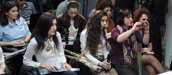 Во время пресс-конференции Эдуард Шармазанов поздравил представительниц СМИ с 8-м марта, подарив им цветы Во время пресс-конференции Эдуард Шармазанов поздравил представительниц СМИ с 8-м марта, подарив им цветы - Sputnik Արմենիա